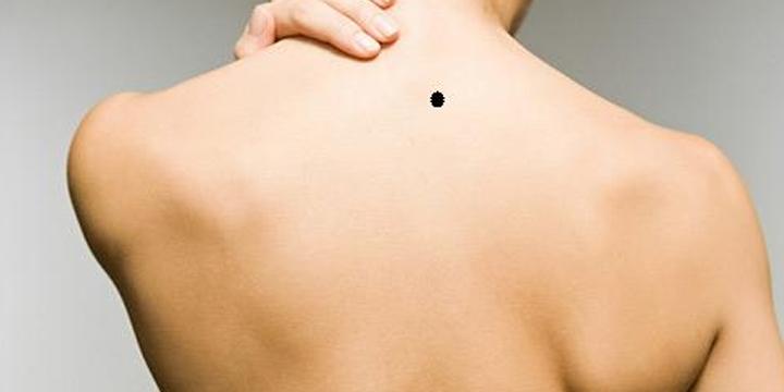 Ý nghĩa may mắn 6 nốt ruồi phú quý án ngữ trên “tấm lưng ngọc ngà” của phụ nữ